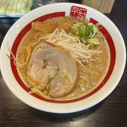 らーめん 720円、大盛(昼のサービス)