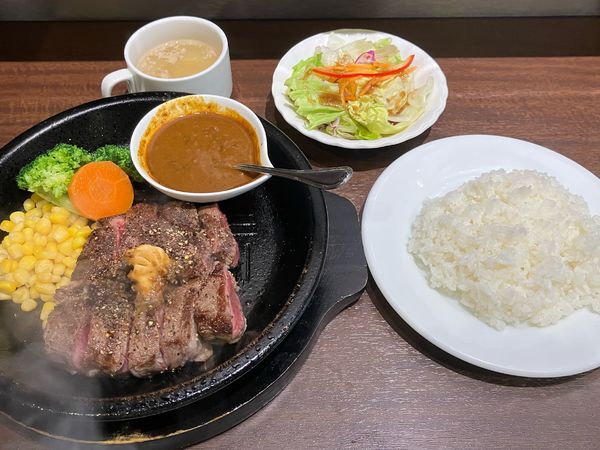「ｽﾊﾟｲｼｰｶﾚｰｿｰｽ110円ﾜｲﾙﾄﾞｽﾃｰｷ150g他」@いきなりステーキ ららぽーとTOKYO-BAY店の写真