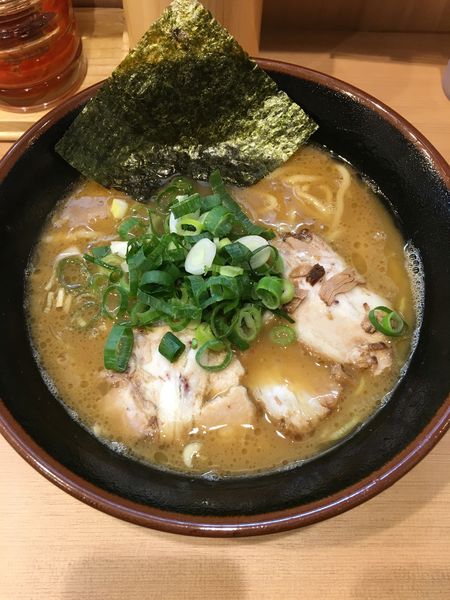 「とんこつラーメン(800円)」@ラーメン栄楽の写真