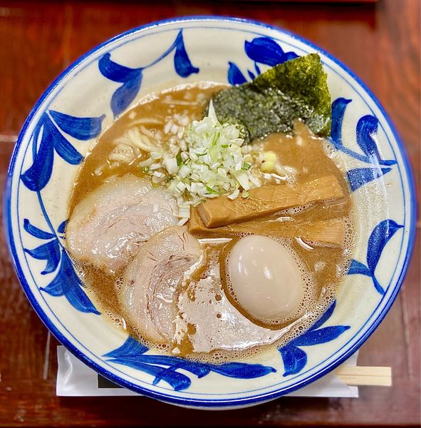 「魚介豚骨 味玉ラーメン」@らーめん麦わらの写真