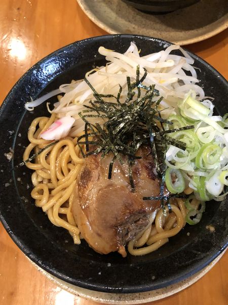 「油そば　大盛り」@らあ麺 やったる 新宿店の写真