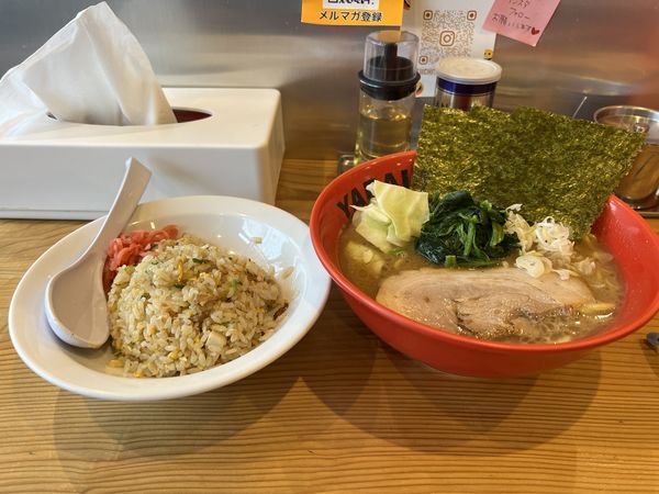 「ヤバイラーメン並、プチチャーハン」@圭一屋 茅ヶ崎店の写真