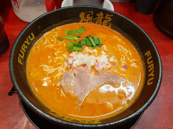 「辛ラーメン、替玉２玉」@とんこつラーメン 博多風龍 渋谷店の写真
