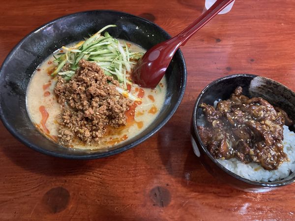 「冷やし金ごま坦々麺、本日のおすすめ丼（レバー丼）」@金ゴマたんたんたん麺 樂の写真