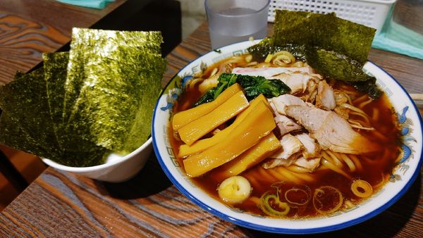 「特製ラーメン・大盛り・チャーシュー・海苔・太支那竹」@生姜正油ラーメン専門店 たかのの写真