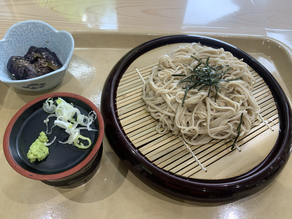 「ざるそば(650円) ※写真の小鉢は別注」@レストランとちの実の写真