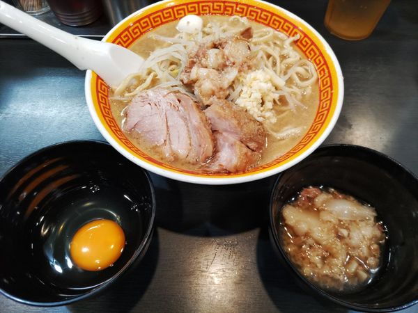 「ラーメン・麺少なめ＆柔らかめ・野菜少なめ・ニンニク+生卵+アブラ」@えどもんどの写真
