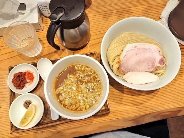 「鶏白湯つけ麺、カラカラ、藻塩＋レモン、など」@麺屋鈴春の写真