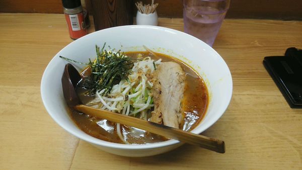 「炙りチャーシューカレーラーメン880円」@魔女のカレーの写真