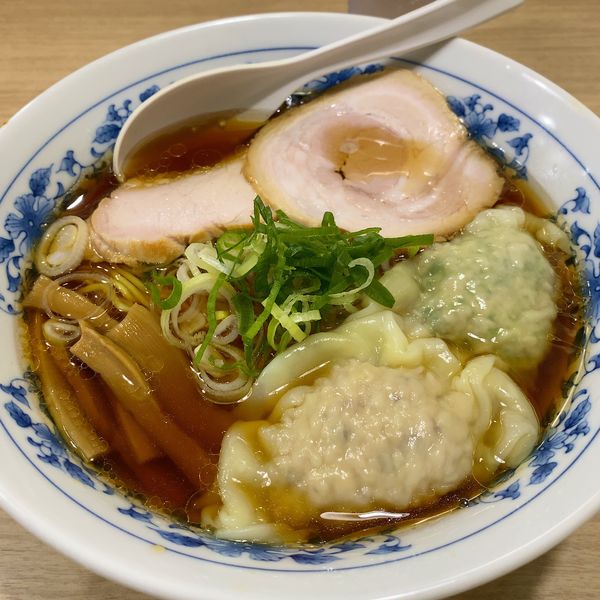 「ラーメン(ワンタン2つ、肉･あおさとれんこん)」@覆めん 花木の写真