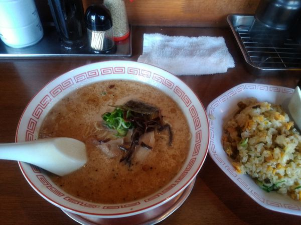 「豚骨ラーメン550円」@十七代目 哲麺 小平店の写真