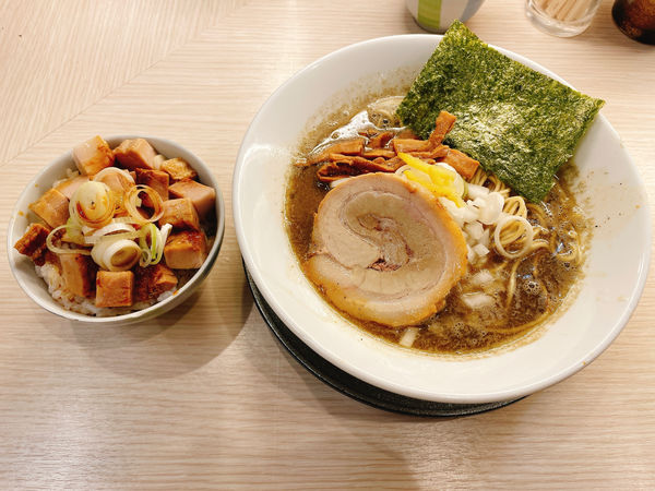 「濃厚煮干しそば醤油+ミニチャー丼+和え玉」@麺屋 音 柏店の写真