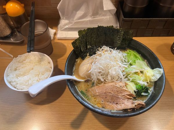 「特製しょうゆラーメン」@横浜家系らーめん 三元 琴似店の写真