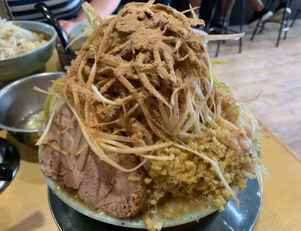 「HOTシークヮーサー　ニンニクマシマシアブラマシマシ」@ラーメン二郎 八王子野猿街道店2の写真