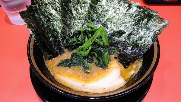「ラーメン(味濃いめ･麺硬め)+海苔」@環2家 川崎店の写真