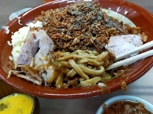 「インド・大700・生卵・チーズ（にんにく・野菜少な目・脂増し」@ラーメン荘 歴史を刻め 世田谷店の写真