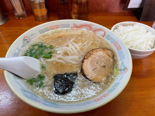 「ラーメン　半ライス」@中華そば専門店 木八 三島店の写真