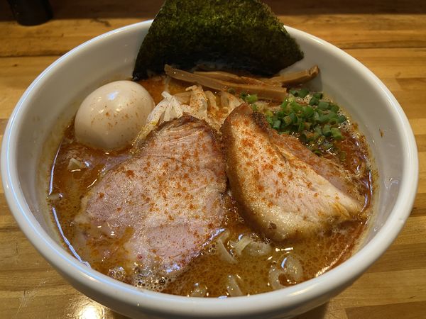 「辛いらぁめん＋麺大盛り＋味玉」@なるめんの写真