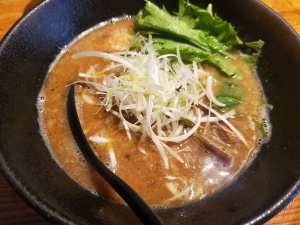 「豚骨魚介らぁめん～白味噌仕立て～８００円」@RAMEN TOMIRAIの写真