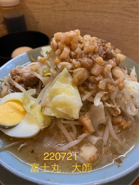 「ラーメン半分＋サービス生玉子　980」@ラーメン富士丸 西新井大師店の写真