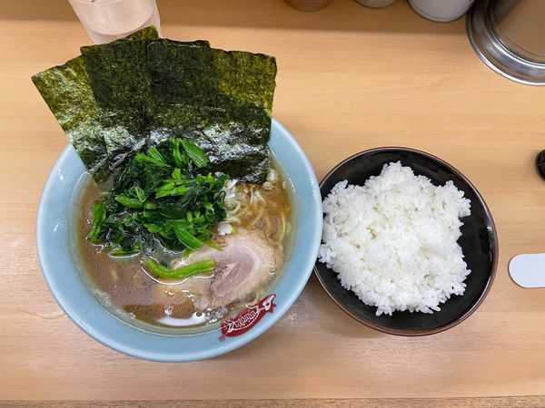 「ラーメン並固濃多+ほうれん草+ライス」@横浜ラーメン 町田家 新宿南口店の写真