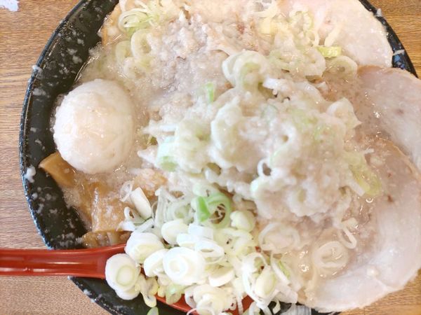 「とん塩チャーシューめん（ギタ、薬味ネギ多め＋味付玉子）」@らーめん弁慶 門前仲町店の写真