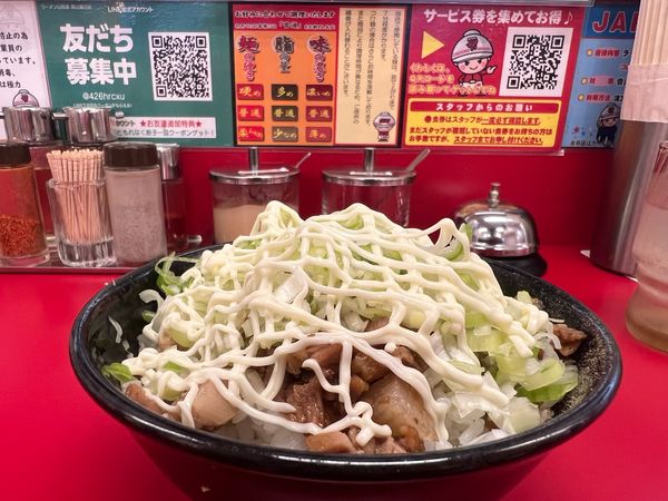 「マヨネギチャーシュー丼と味噌ラーメン」@ラーメン山岡家 岡山奥田店の写真