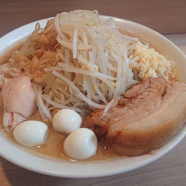 「ラーメン850円(500gヤサイニンニクアブラ)うずら50円」@麺屋 味方の写真