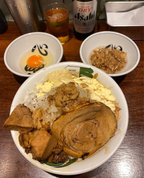 「汁無しそば　豚増し　チーズ　アブラ　スーパードライ」@ラーメン 雷 東京本丸店の写真