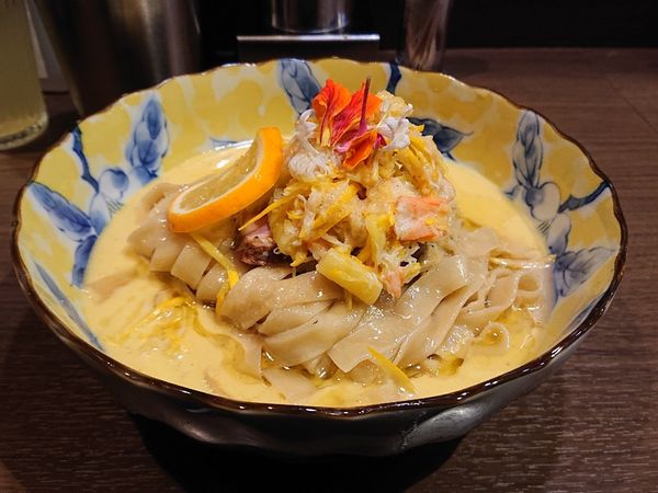 「【限定】ズワイガニととうもろこしの冷製みそバターラーメン」@八咫烏の写真