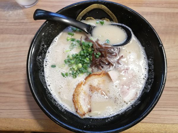 「豚骨ラーメン(カタ)」@琉球島豚 麺屋なりよしの写真