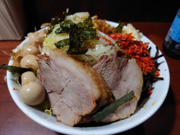 「冷やし中華950 円（麺半分、ニンニク、海老辛）＋うずら」@D麺の写真