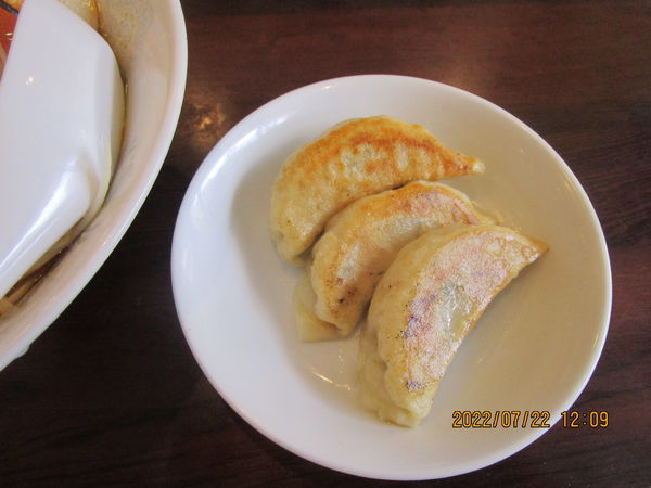 「半餃子（３個）230円＋冷やしラーメン」@再光軒 足立入谷店の写真