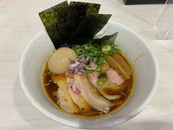 「特製醤油1,120円（燻製味玉）」@麺や 魁星の写真