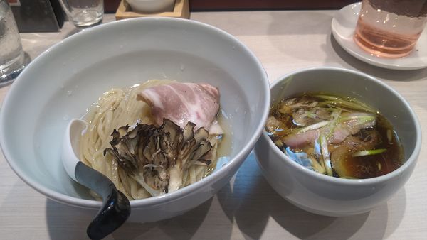 「【夏限定】黒舞茸と近江黒鶏の昆布水つけ麺+生ビール+ポン酒」@柳麺 呉田-goden-の写真