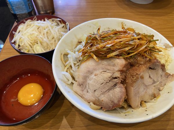 「小汁無し（ﾆﾝﾆｸ ﾔｻｲ ｱﾌﾞﾗ）＋辛ネギ」@麺屋 歩夢の写真