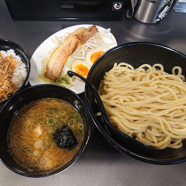 「特製つけ麺黒1250円、セット丼250円」@つけ麺 白虎の写真
