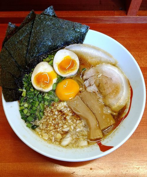 「(限定)ニラとニンニクのTAMARI醤油そば850円＋味玉・海苔」@らーめん・油そば 笑びすの写真