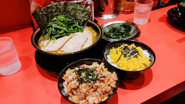「チャーシューメン大・チャーシューまぶし丼・玉子まぶし丼など」@環2家 川崎店の写真