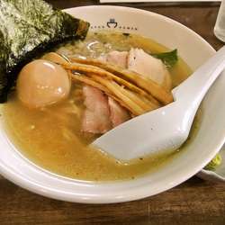 特白醤油ラーメン(880円)