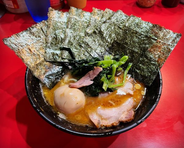 「ラーメン＋味玉＋海苔」@家系総本山 ラーメン吉村家の写真