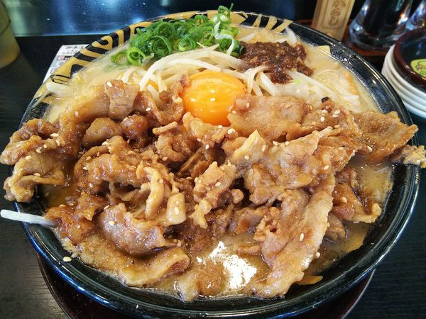 「肉盛りたれ味噌らーめん　＋肉ダブル：サービス」@ハルピン味噌らーめん 雷蔵の写真