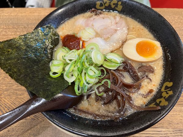 「カラうま豚骨らーめん780円　1辛」@総本家 しなとら 美濃加茂店の写真
