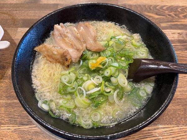 「ゆず塩豚トロらーめん　780円+大盛り100円」@総本家 しなとら 美濃加茂店の写真