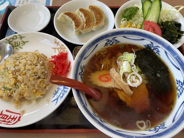 「半ラーメン（しょうゆ）・半チャーハン・半ギョーザ・ミニサラダ」@ラーメン永華の写真