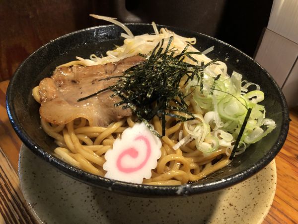 「油そば　大盛り」@らあ麺 やったる 新宿店の写真