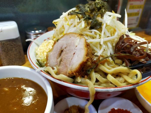 「つけ麺・大600・生卵（にんにく・ちょい辛別）」@デカ盛り戦隊 豚レンジャーの写真