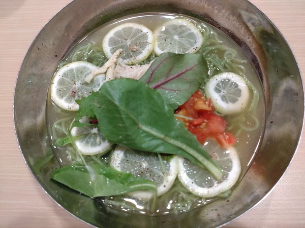 「（期間限定）瀬戸内 冷やし塩レモンラーメン　７６９円」@ガスト フレスポ八潮店の写真