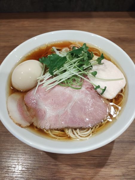 「煮干ト鶏ノ拉麺(黒)(味玉)(大盛)」@煮干拉麺 小烏丸 問屋町店の写真