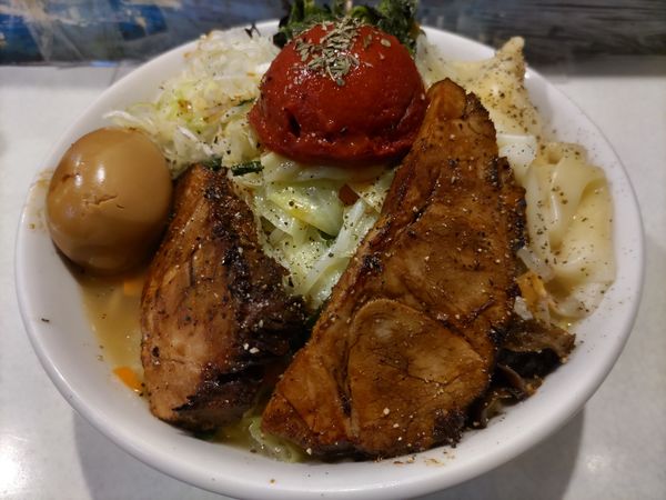 「チリトマト玉たんめん(細麺·中盛)·全部入り」@麺処 まるよし商店の写真